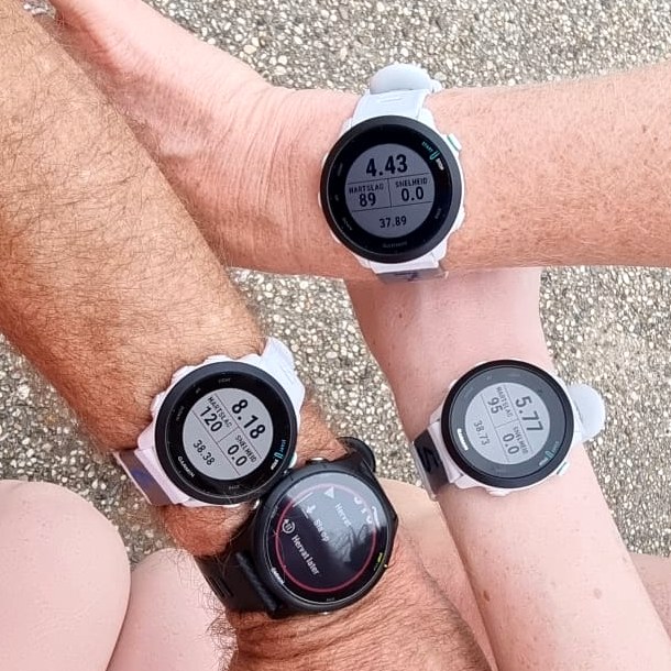 Deelnemers vergelijken na de run hun kerntemperatuur op hun horloge